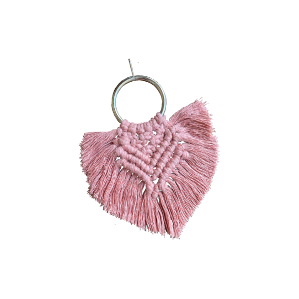 Breloczek z makramy - serduszkowy